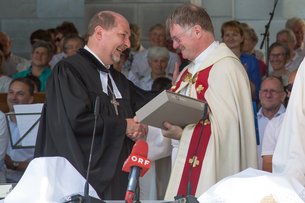 Superintendent Gerold Lehner (l.) überreichte Bischof Manfred Scheuer als Geschenk eine revidierte Übersetzung der Luther-Bibel.